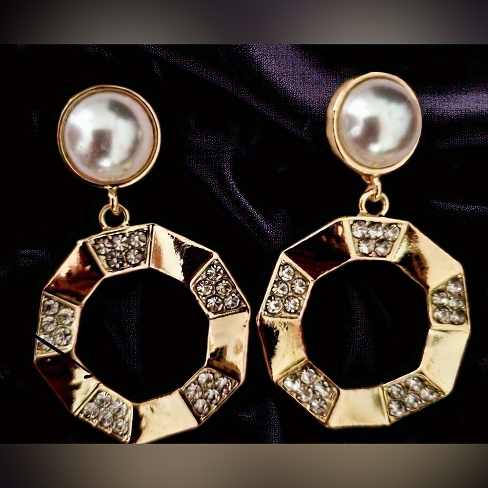 Chic Gold and Pearl Circle Earrings